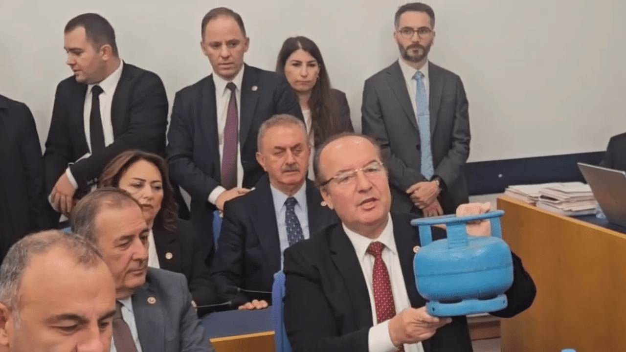 CHP’li Vekilin Boş Tüp Protestosuna Bakan Bayraktar’ın Yanıtı Gündem Oldu: ‘Çünkü Doğal gaz Kullanıyorlar’