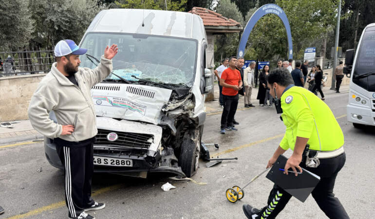 Freni Boşalan Kamyon Öğrenci Servisiyle Çarpıştı: Yaralılar Var