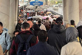 İstanbul’da Metrobüs Hattı Tamamen Durdu! Duraklar Tıklım Tıklım