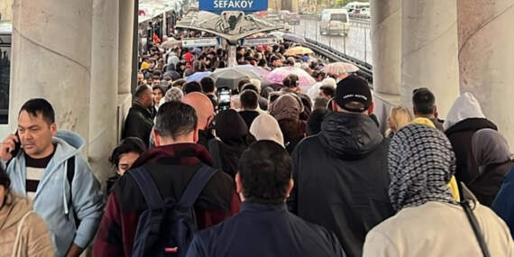 İstanbul’da Metrobüs Hattı Tamamen Durdu! Duraklar Tıklım Tıklım