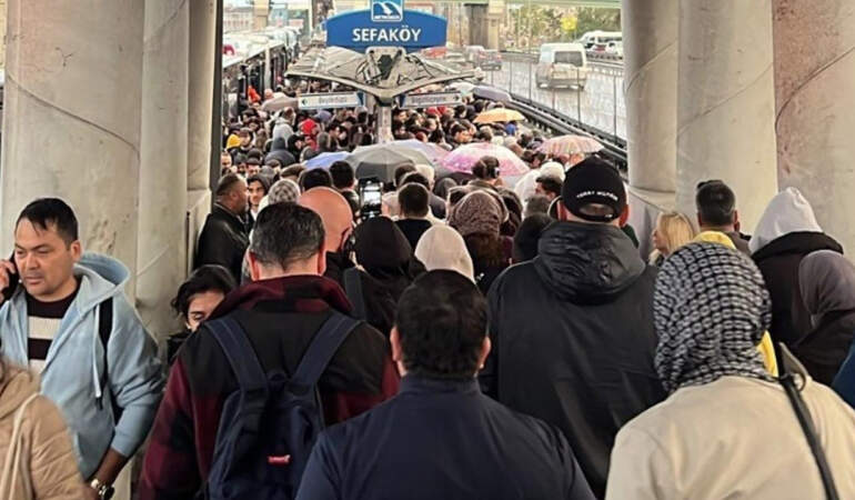 İstanbul’da Metrobüs Hattı Tamamen Durdu! Duraklar Tıklım Tıklım