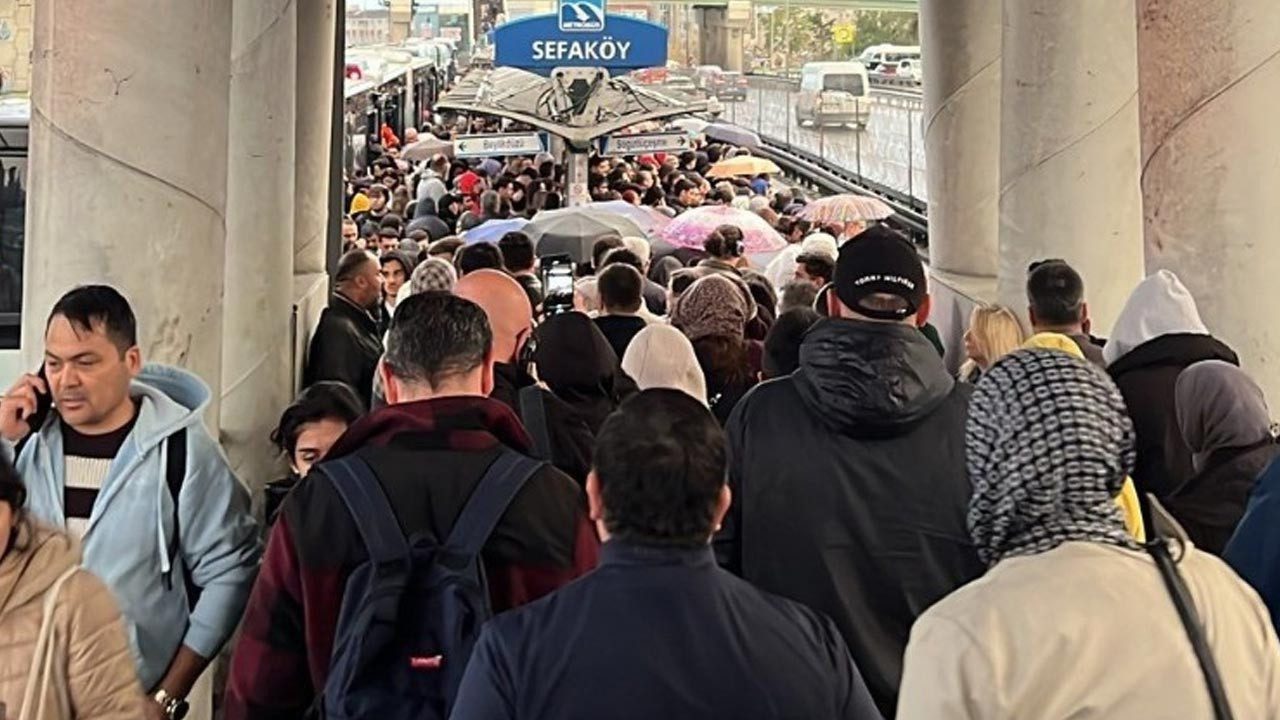 İstanbul’da Metrobüs Hattı Tamamen Durdu! Duraklar Tıklım Tıklım