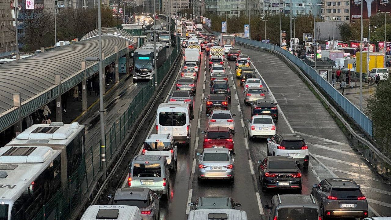 İstanbul’da Trafik Felç Oldu! Araçlar Durma Noktasına Geldi