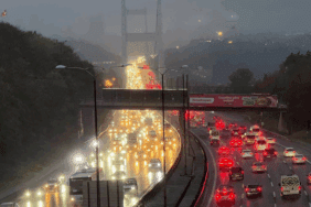 İstanbul’da Yağış Başladı, Trafik Kilitlendi! Araçlar Adım Adım İlerliyor