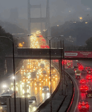 İstanbul’da Yağış Başladı, Trafik Kilitlendi! Araçlar Adım Adım İlerliyor