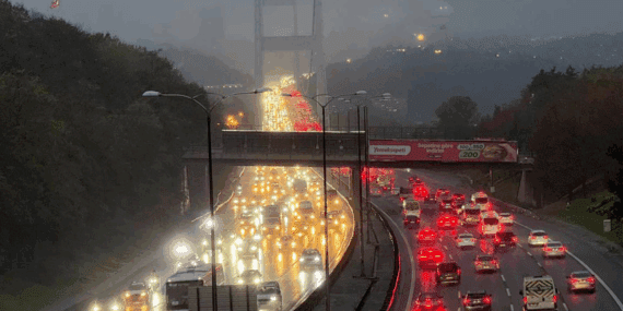 İstanbul’da Yağış Başladı, Trafik Kilitlendi! Araçlar Adım Adım İlerliyor