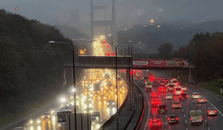 İstanbul’da Yağış Başladı, Trafik Kilitlendi! Araçlar Adım Adım İlerliyor