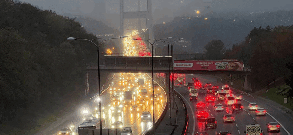 İstanbul’da Yağış Başladı, Trafik Kilitlendi! Araçlar Adım Adım İlerliyor