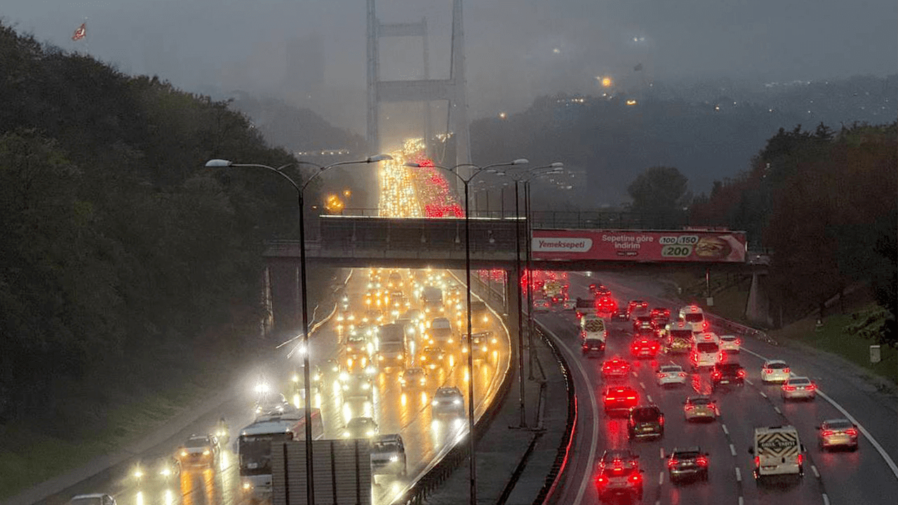İstanbul’da Yağış Başladı, Trafik Kilitlendi! Araçlar Adım Adım İlerliyor
