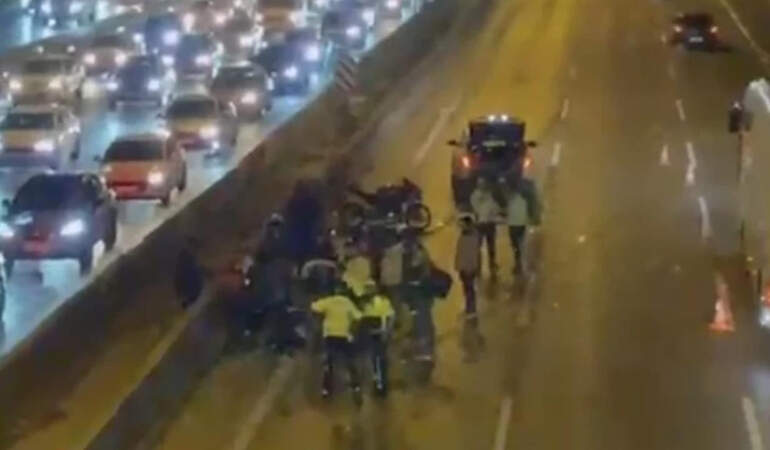 Kazaya Müdahale Eden Trafik Polisine Motosiklet Çarptı! Olay Anı Kamerada