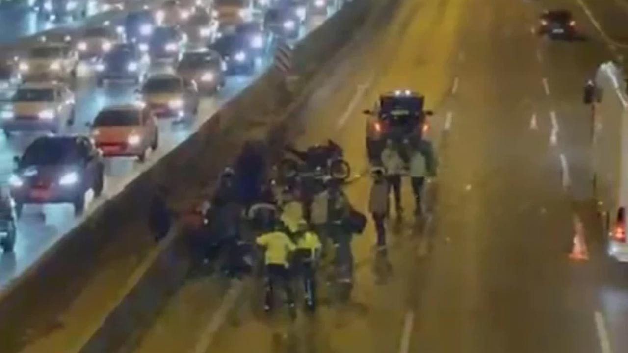 Kazaya Müdahale Eden Trafik Polisine Motosiklet Çarptı! Olay Anı Kamerada