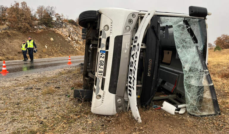 Konya’da Okul Servisi Devrildi: Çok Sayıda Yaralı Var