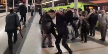 Metroda Kavga Çıktı! Vatandaşlar Boks Maçı İzler Gibi Kayda Aldı! Yumruklar Havada Uçuştu