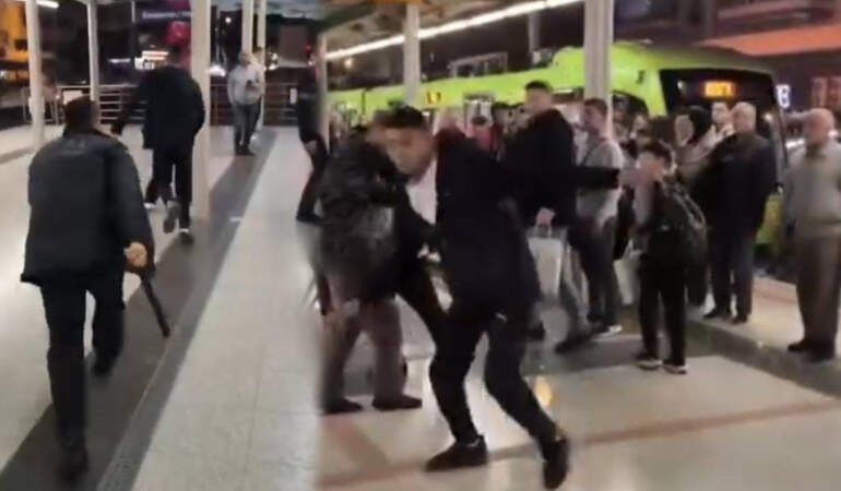 Metroda Kavga Çıktı! Vatandaşlar Boks Maçı İzler Gibi Kayda Aldı! Yumruklar Havada Uçuştu