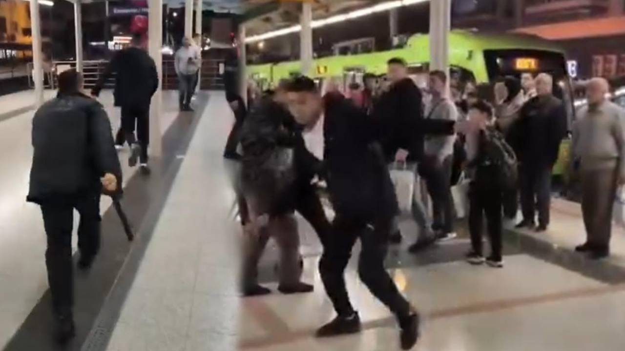 Metroda Kavga Çıktı! Vatandaşlar Boks Maçı İzler Gibi Kayda Aldı! Yumruklar Havada Uçuştu