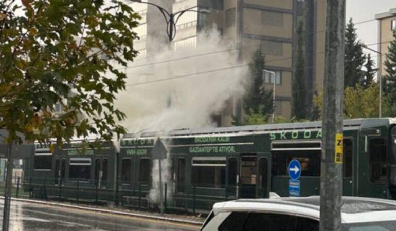 Seyir Halindeki Tramvaya Yıldırım Düştü