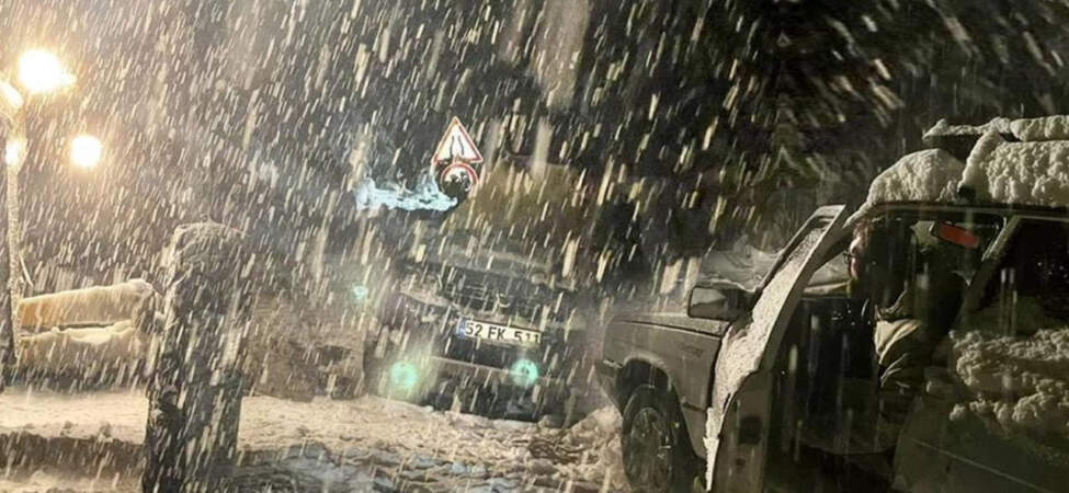 Yoğun Kar Yağışı Bölgede Hayatı Felç Etti! 3 İlde Ulaşım Tamamen Durdu