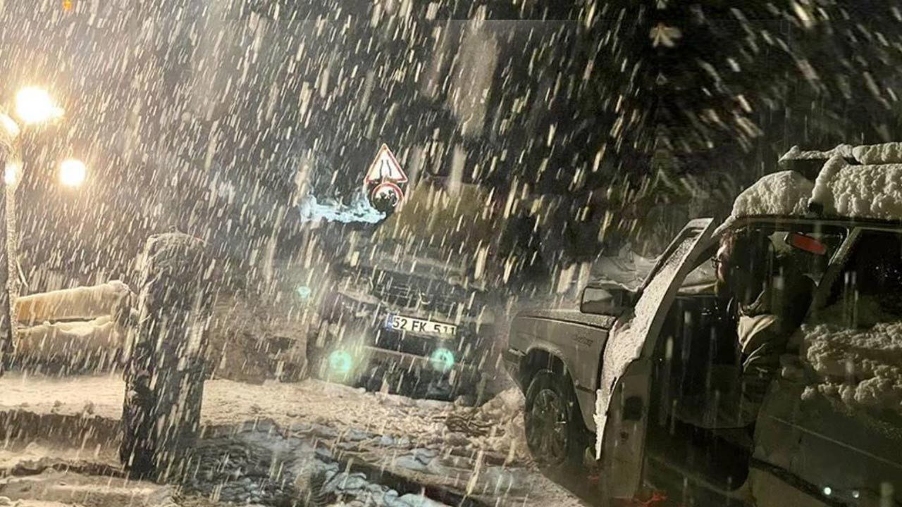 Yoğun Kar Yağışı Bölgede Hayatı Felç Etti! 3 İlde Ulaşım Tamamen Durdu