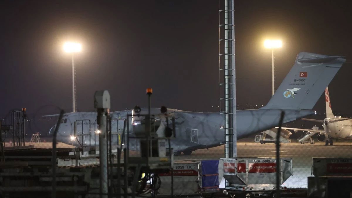 Şehitleri taşıyan uçak Ankara’ya indi