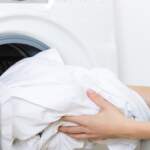 Perdelerinizdeki inatçı lekeleri söküp atın! Makinede yıkarken bilmeniz gereken sır