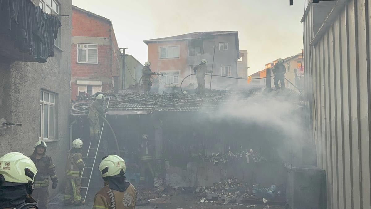 Ümraniye’de iş yeri deposunda yangın