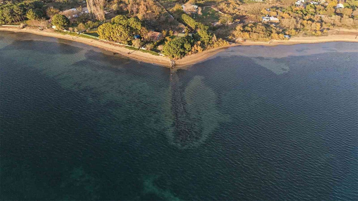 Erdek’te deniz çekildi, binlerce yıllık antik liman ortaya çıktı
