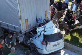 Sinop’ta feci kaza! Otomobil tırın altına girdi: 1 ölü