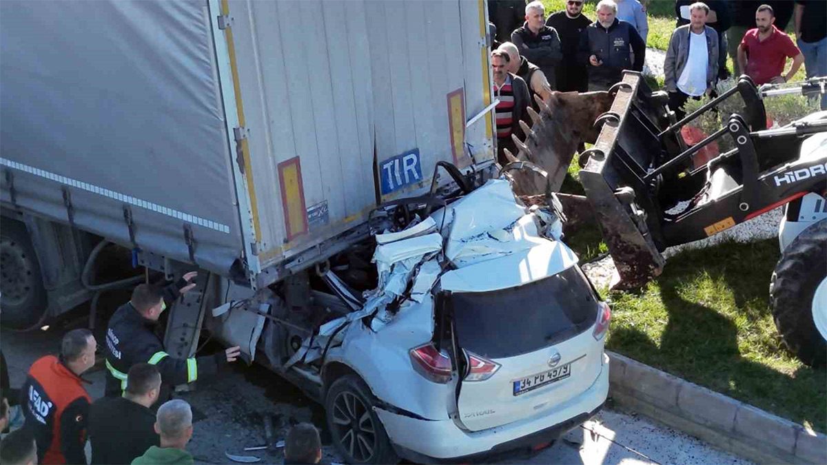 Sinop’ta feci kaza! Otomobil tırın altına girdi: 1 ölü