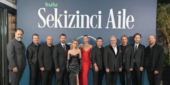 ‘Sekizinci Aile’ dizi galasında yer yapma krizi! Güzel oyuncuların o anları sosyal medyanın diline düştü