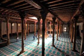 UNESCO Listesi’nde yer alıyor, 42 ağaç üzerinde 700 yıldır duruyor! Bu cami mimarisiyle büyülüyor