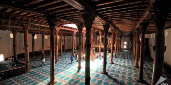 UNESCO Listesi’nde yer alıyor, 42 ağaç üzerinde 700 yıldır duruyor! Bu cami mimarisiyle büyülüyor