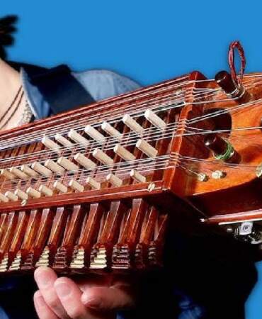 Belki de ilk kez görüyorsunuz… Sesi kulaklarda çınlıyor, rock müziklerde bile kullanılıyor! Yüzyıllık çalgı: Nyckelharpa