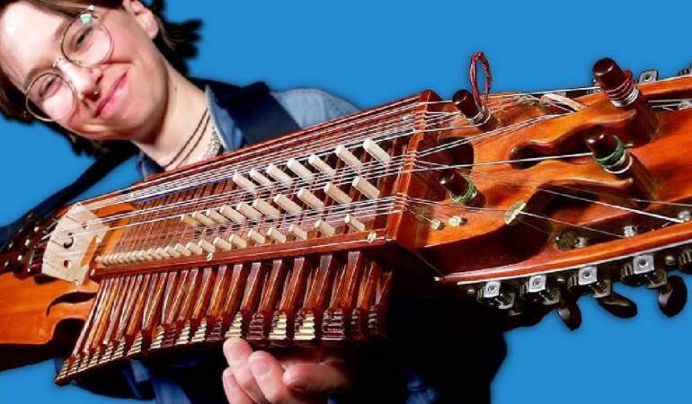Belki de ilk kez görüyorsunuz… Sesi kulaklarda çınlıyor, rock müziklerde bile kullanılıyor! Yüzyıllık çalgı: Nyckelharpa