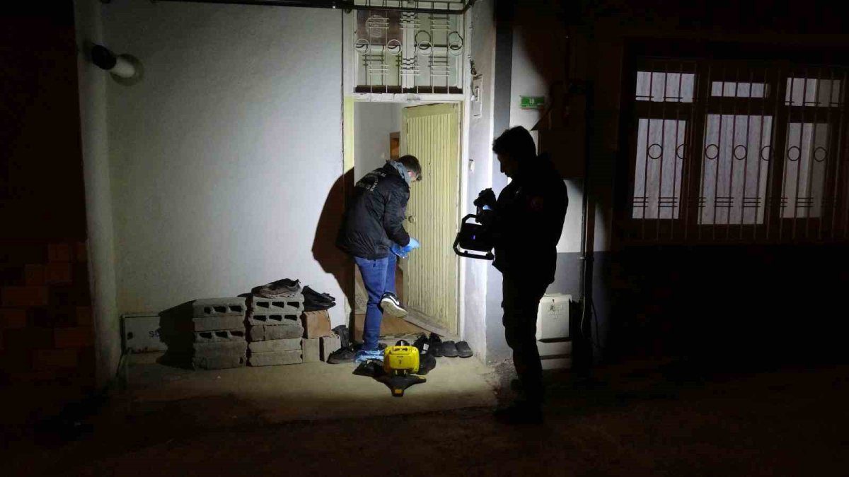 Sıradan bir ev işi yaşam savaşına dönüştü: Sofra silkelerken saniyeler içinde yere yığıldı