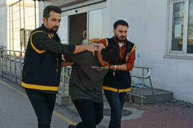 Adana’da ‘Ne bakıyorsun’ tartışması kanlı bitti: Baba öldü, 2 oğlu yaralandı