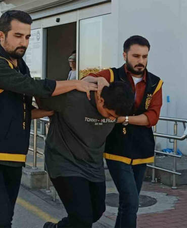 Adana’da ‘Ne bakıyorsun’ tartışması kanlı bitti: Baba öldü, 2 oğlu yaralandı