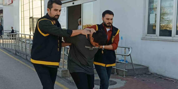 Adana’da ‘Ne bakıyorsun’ tartışması kanlı bitti: Baba öldü, 2 oğlu yaralandı