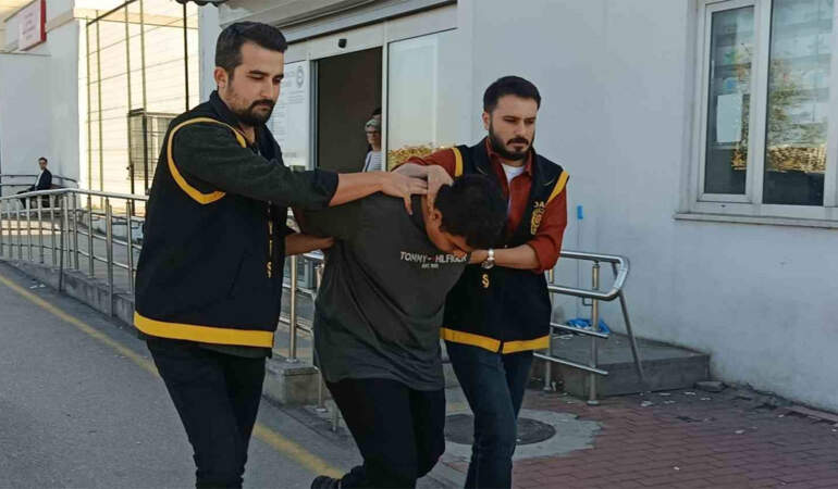 Adana’da ‘Ne bakıyorsun’ tartışması kanlı bitti: Baba öldü, 2 oğlu yaralandı