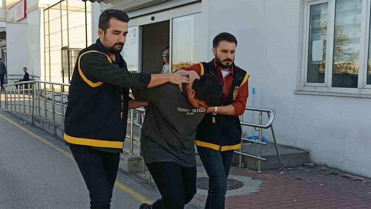 Adana’da ‘Ne bakıyorsun’ tartışması kanlı bitti: Baba öldü, 2 oğlu yaralandı