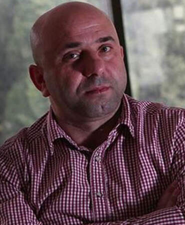 Gazeteci Aykut Küçükkaya’nın annesi balkondan düşerek hayatını kaybetti