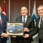 Babacan İzmir’e özel ilk ‘TOGG Taksi’yi tanıttı: ÖTV–KDV muafiyeti taksicilik için büyük fırsat