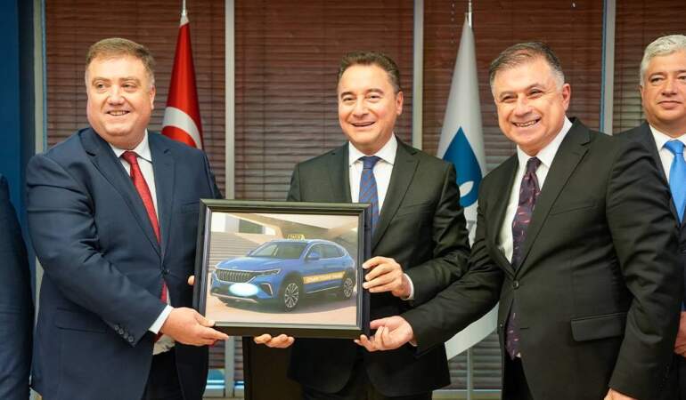 Babacan İzmir’e özel ilk ‘TOGG Taksi’yi tanıttı: ÖTV–KDV muafiyeti taksicilik için büyük fırsat