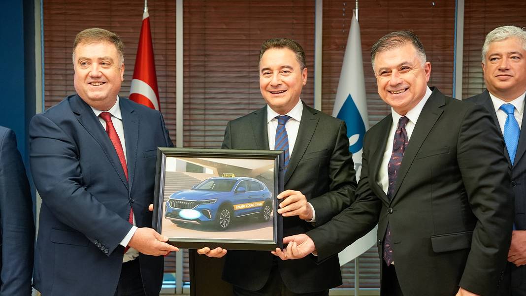 Babacan İzmir’e özel ilk ‘TOGG Taksi’yi tanıttı: ÖTV–KDV muafiyeti taksicilik için büyük fırsat