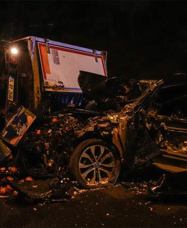 TEM Otoyolu’nda feci kaza! Otomobil kamyonete çarptı, kamyonet yan yattı