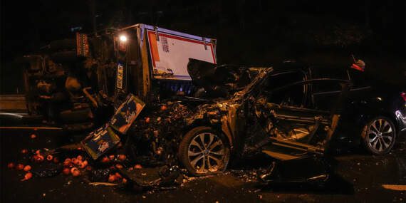 TEM Otoyolu’nda feci kaza! Otomobil kamyonete çarptı, kamyonet yan yattı