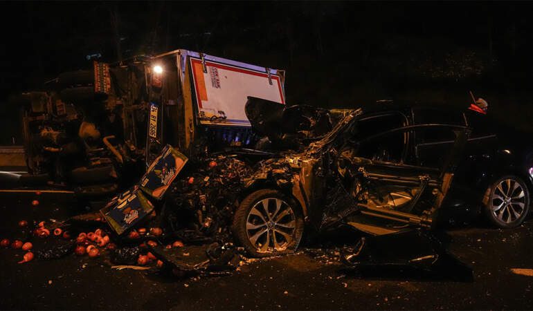 TEM Otoyolu’nda feci kaza! Otomobil kamyonete çarptı, kamyonet yan yattı