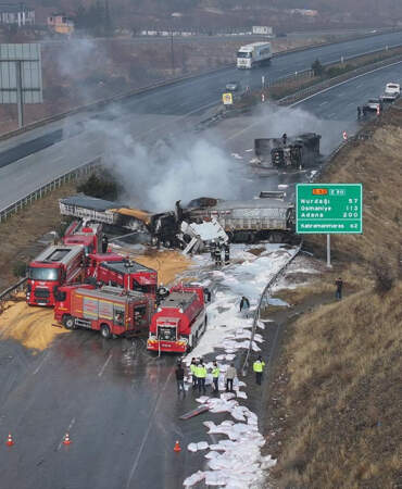 Adana-Gaziantep Yolunda Zincirleme Kaza: 3 TIR Birbirine Girdi