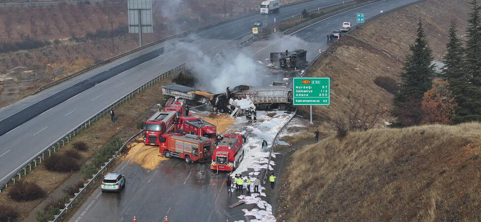 Adana-Gaziantep Yolunda Zincirleme Kaza: 3 TIR Birbirine Girdi