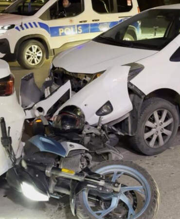 Aksaray’da Zincirleme Kaza! 3 Otomobille Motosiklet Birbirine Girdi