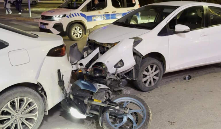 Aksaray’da Zincirleme Kaza! 3 Otomobille Motosiklet Birbirine Girdi
